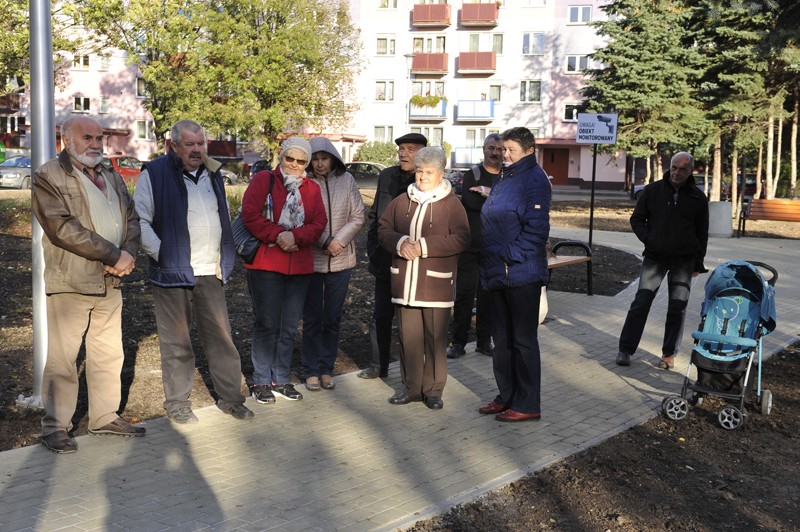 Mieszkańcy uczestniczący w otwarciu Parku Rekreacji Ruchowej